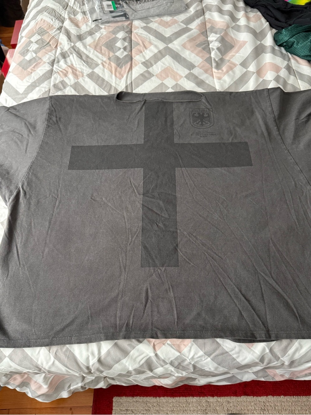 Kanye West Vulture Grey Men’s T Shirt Size 3 (XL)